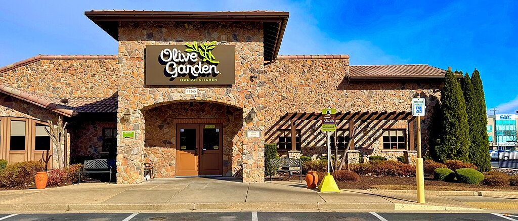 Olive Garden Cook Strips Naked Plunges Head Into Deep Fryer In Ghastly