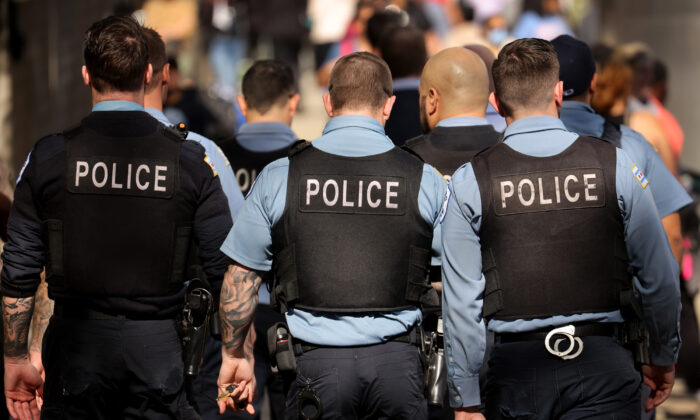 Two Chicago Police Officers Injured, Suspect in Critical Condition ...