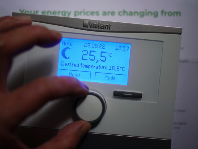 Singapore Raises Office Temperatures to Cut Energy Use Amid Iran War