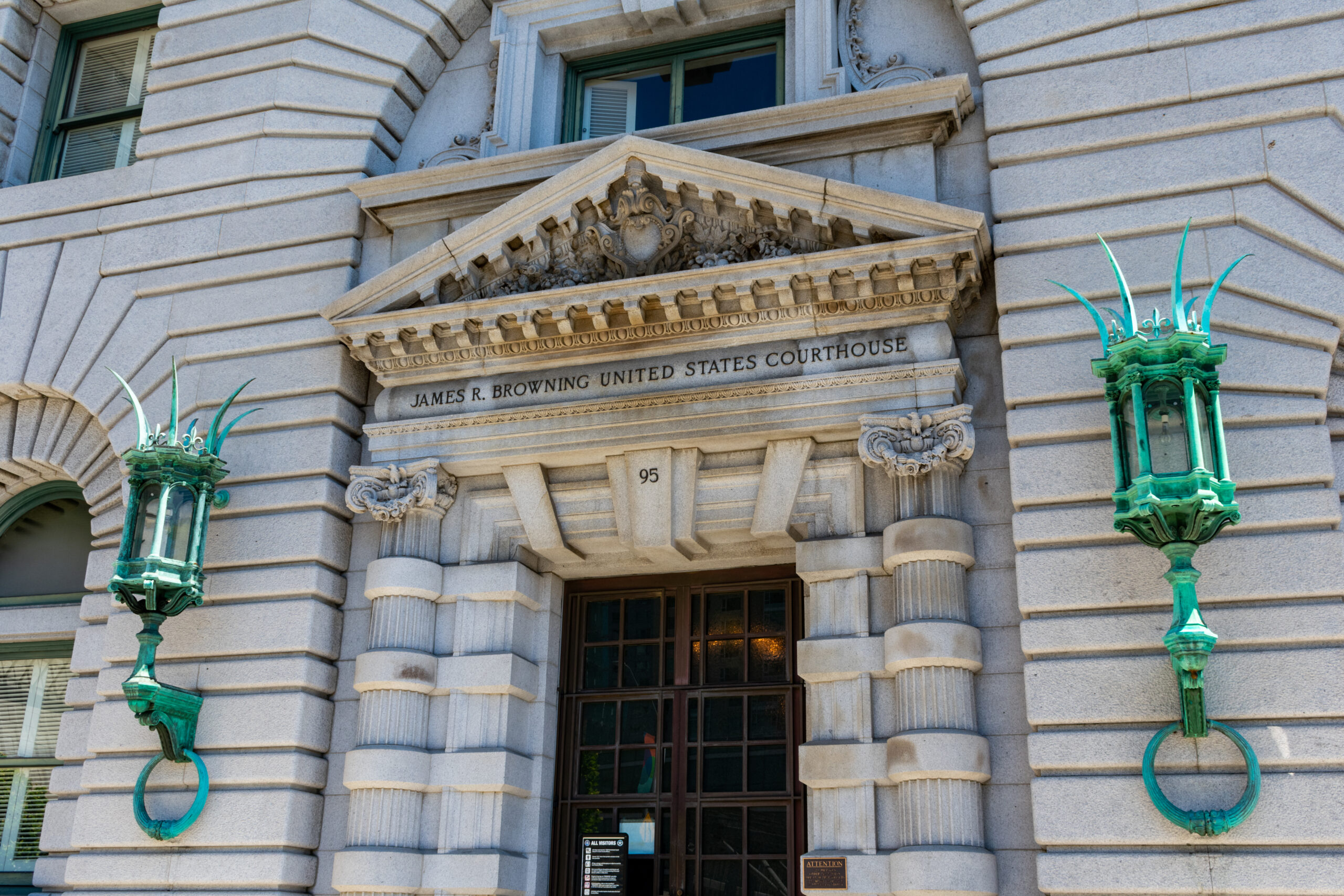 Appeals Court Clears Way for ICE Tactics During Minnesota Protests, Blocking Lower Court Restrictions