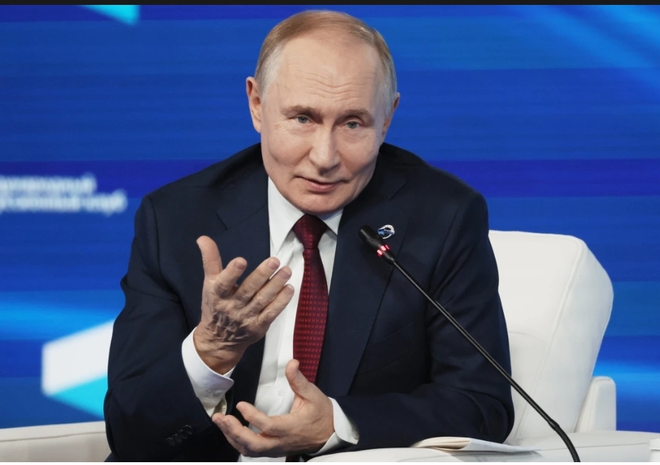 Putin Warns U.S. Against Supplying Missiles to Ukraine, Praises Trump While Threatening Retaliation Over Oil Seizures