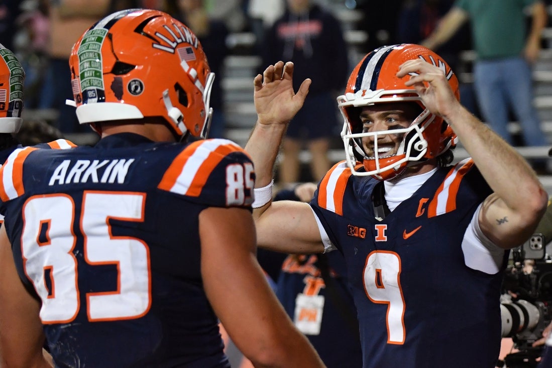 Illinois forces four turnovers, holds off Northwestern in snowy rivalry win