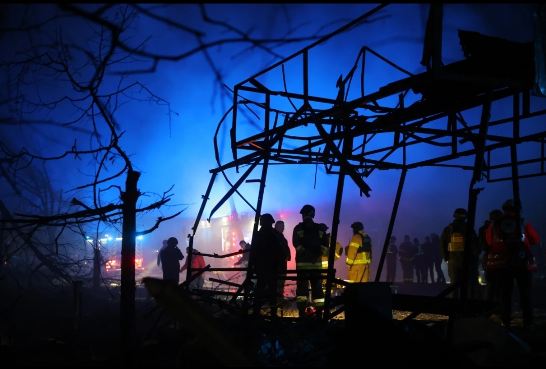 Russian Strikes Devastate Residential Areas in Zaporizhzhia as Ukraine Reviews New U.S. Peace Proposal