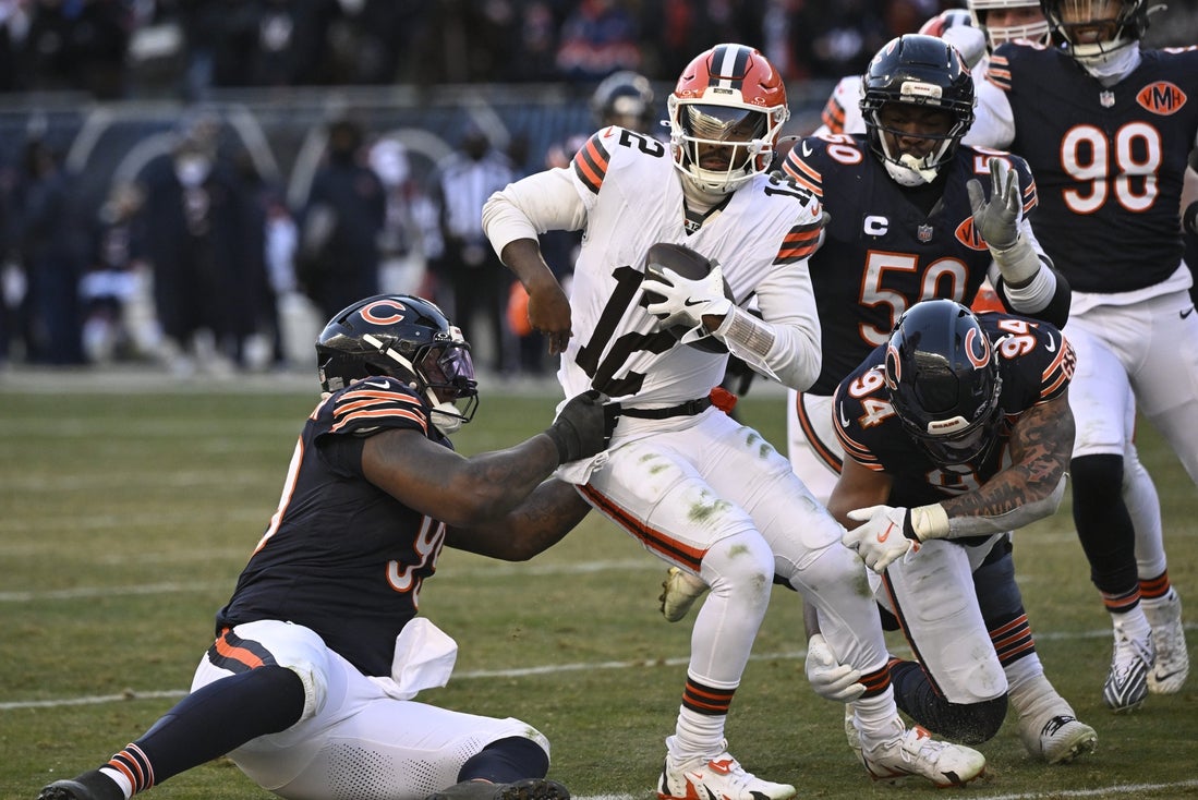 Bears batter Shedeur Sanders, Browns for first 10-win season since 2018