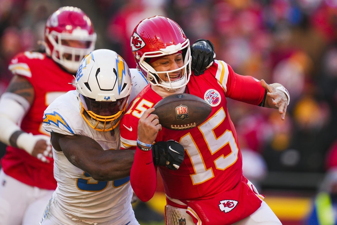 NFL roundup: Chargers KO Chiefs from playoff race; Patrick Mahomes tears ACL