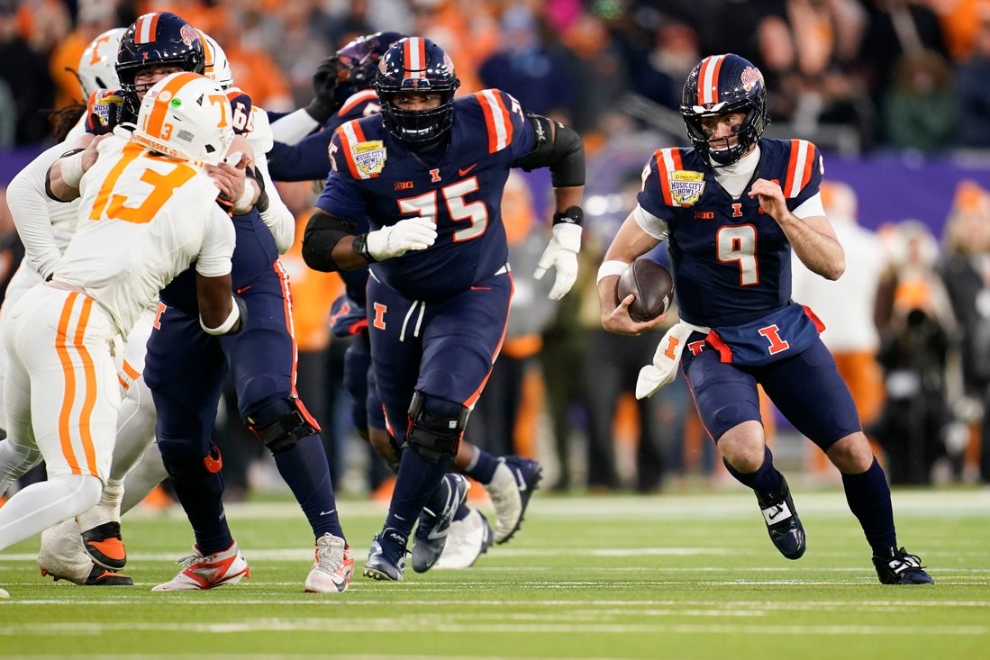 Illinois fights past Tennessee to capture Music City Bowl