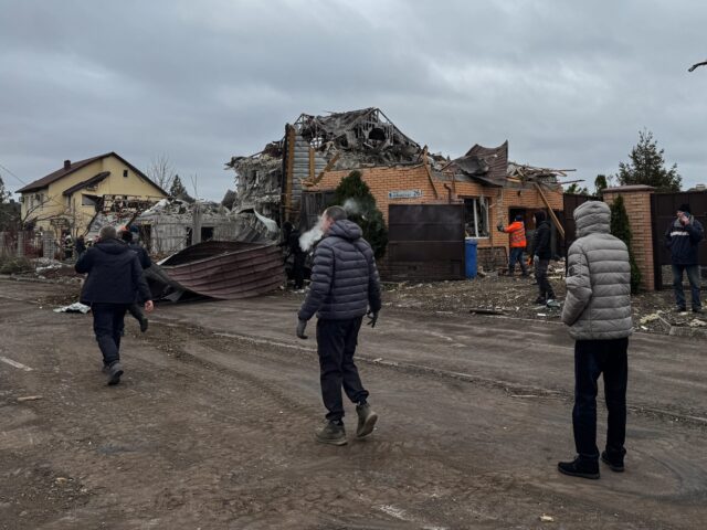 Russian Overnight Strikes Kill at Least One as U.S.–Ukraine Peace Talks Enter Crucial Phase