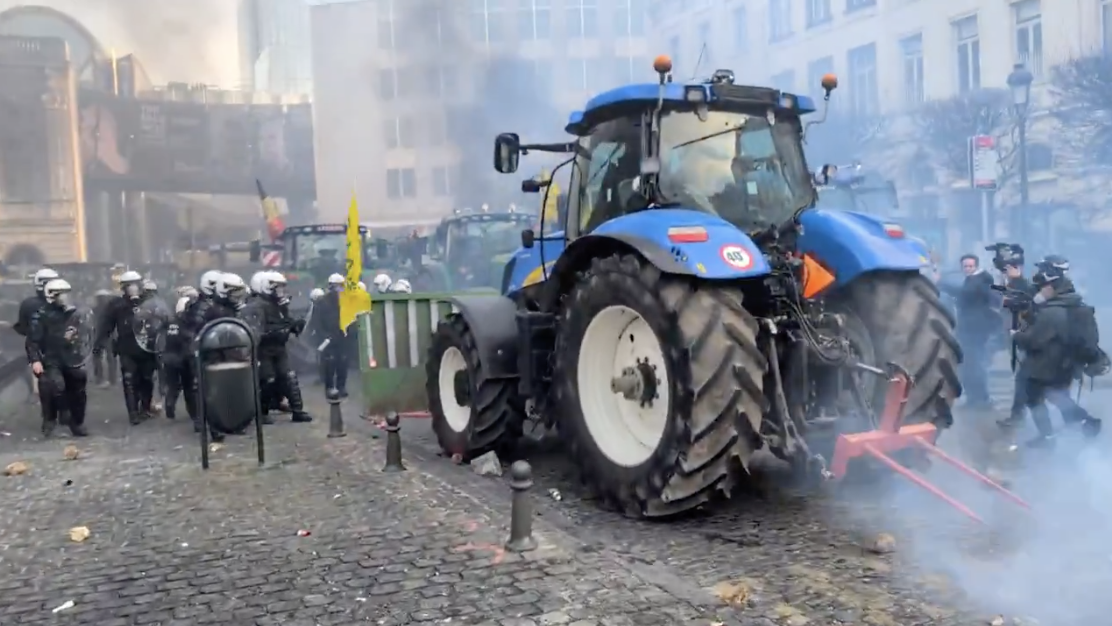 Europe’s Fields Erupt: Farmers Storm Brussels in Desperate Stand Against Trade Deals and ‘Green’ Dictates