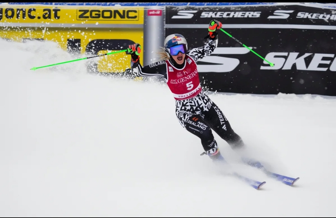 Robinson Sets the Pace in Giant Slalom as Shiffrin Closes In