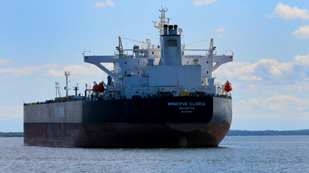 U.S. Coast Guard Chases Sanctioned Oil Tanker Near Venezuela as Washington Steps Up Pressure