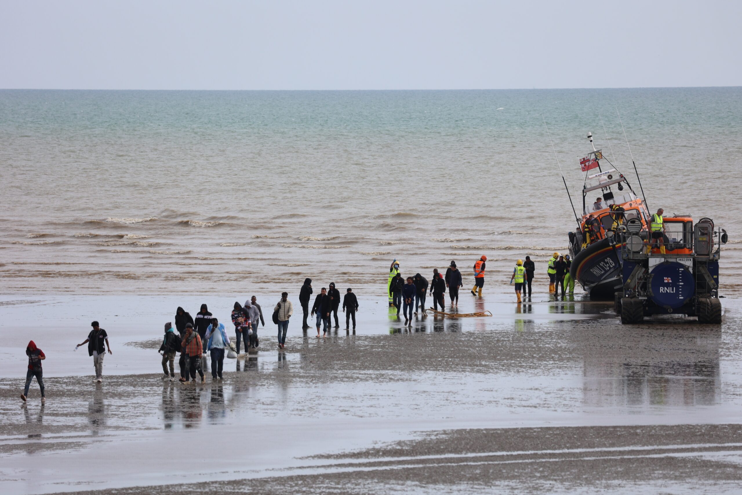 Channel Crisis Escalates: Record 800+ Illegal Migrants Cross in Single December Day as UK’s ‘One In, One Out’ Deal Fails