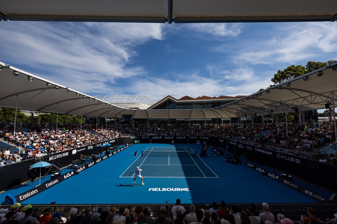 Zeynep Sonmez helps fainting ball girl at Australian Open