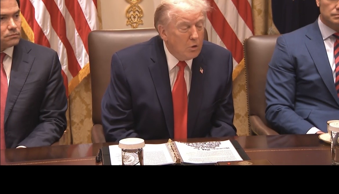 Trump Announces Reopening of Venezuelan Airspace, Paving Way for U.S. Travel and Diplomatic Shift