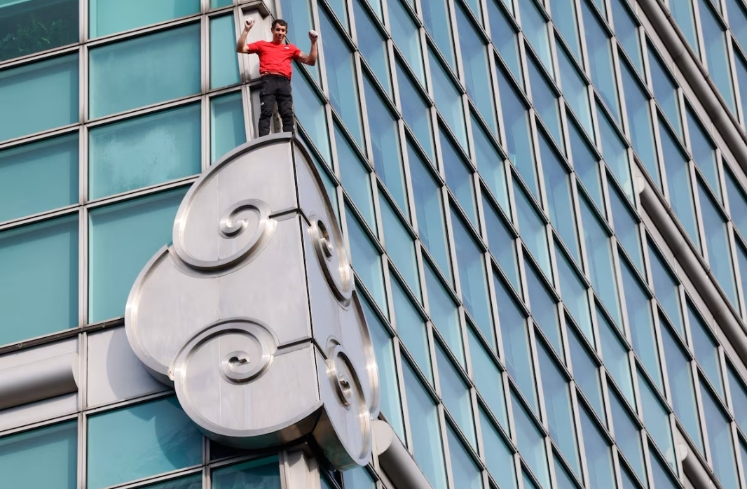 Alex Honnold Conquers Taipei 101 in Rope-Free Ascent Watched by Thousands