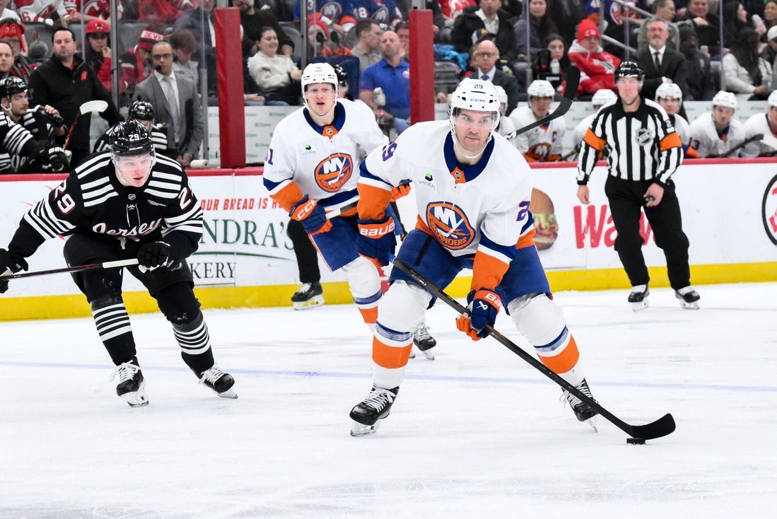 Islanders clash with Canadiens in pivotal conference matchup