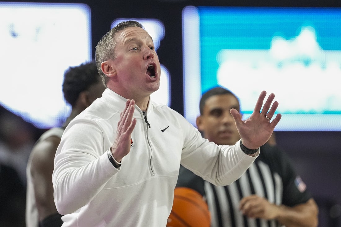 After snapping 9-game skid, Oklahoma hosts reeling Georgia