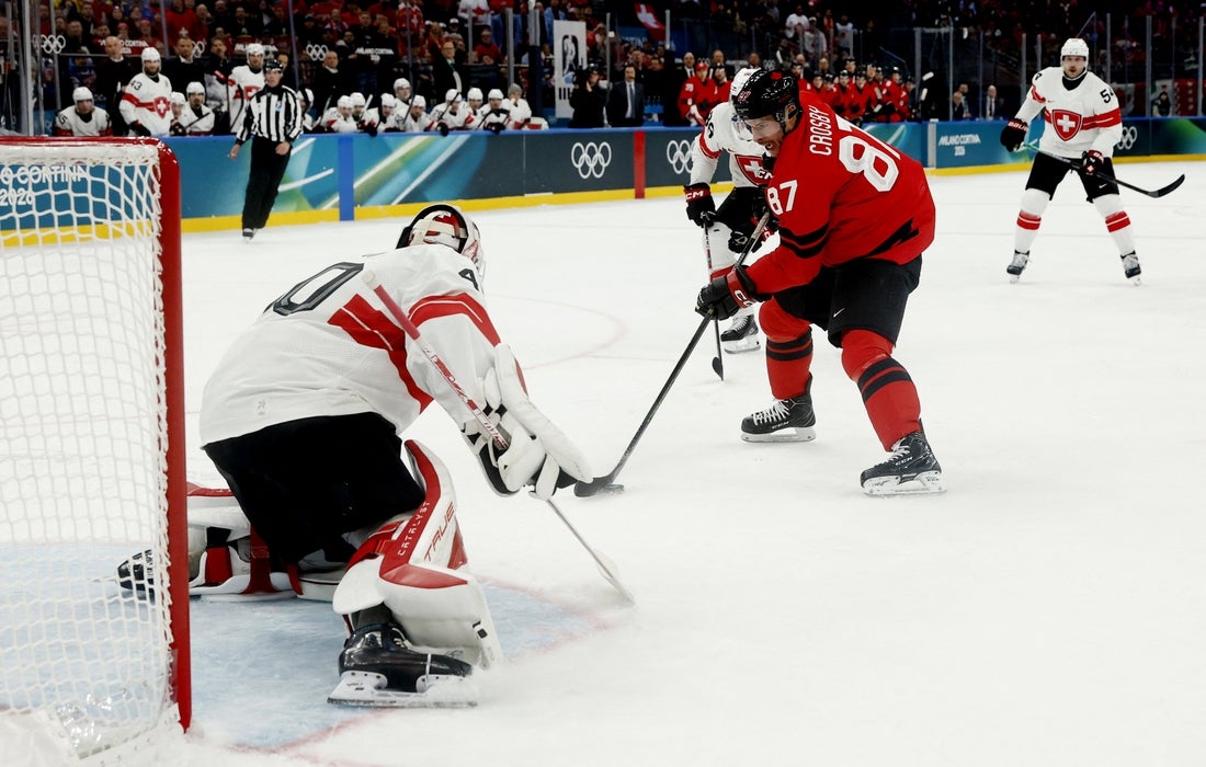 Team Canada captain Sidney Crosby (leg) leaves game vs. Czechs