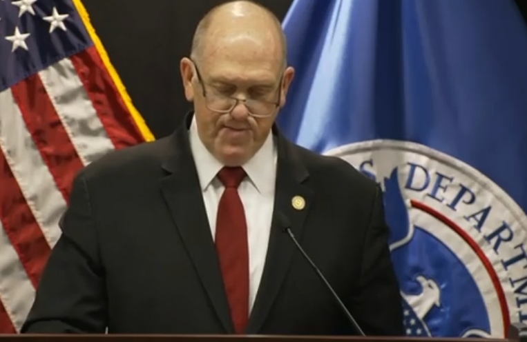 Trump Administration Pulls Back Some Immigration Officers in Minnesota but Signals Enforcement Will Continue