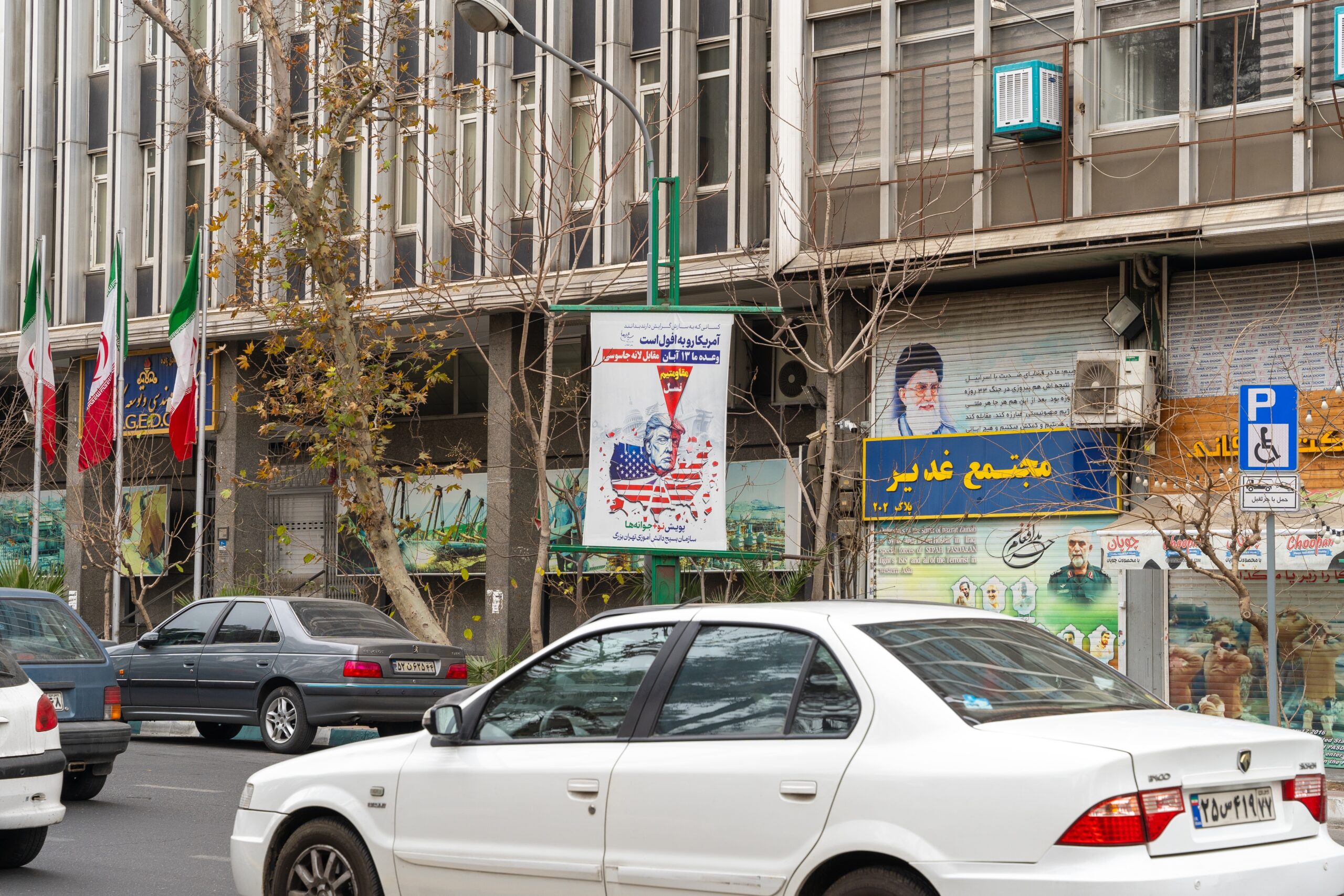 Iran Signals Openness to Nuclear Talks as U.S. Military Pressure and Sanctions Deadline Loom