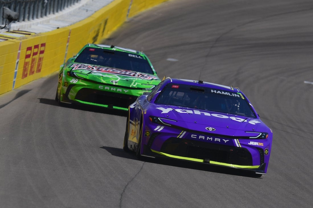Denny Hamlin overcomes penalty to secure 1st 2026 win at Las Vegas