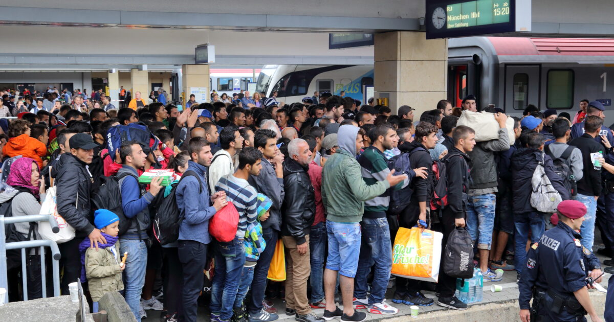 EU Parliament Backs Plan for Offshore Migrant Return Centers