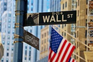 Wall Street Pushes Higher as Strong Earnings and Cooling Oil Prices Lift Investor Confidence