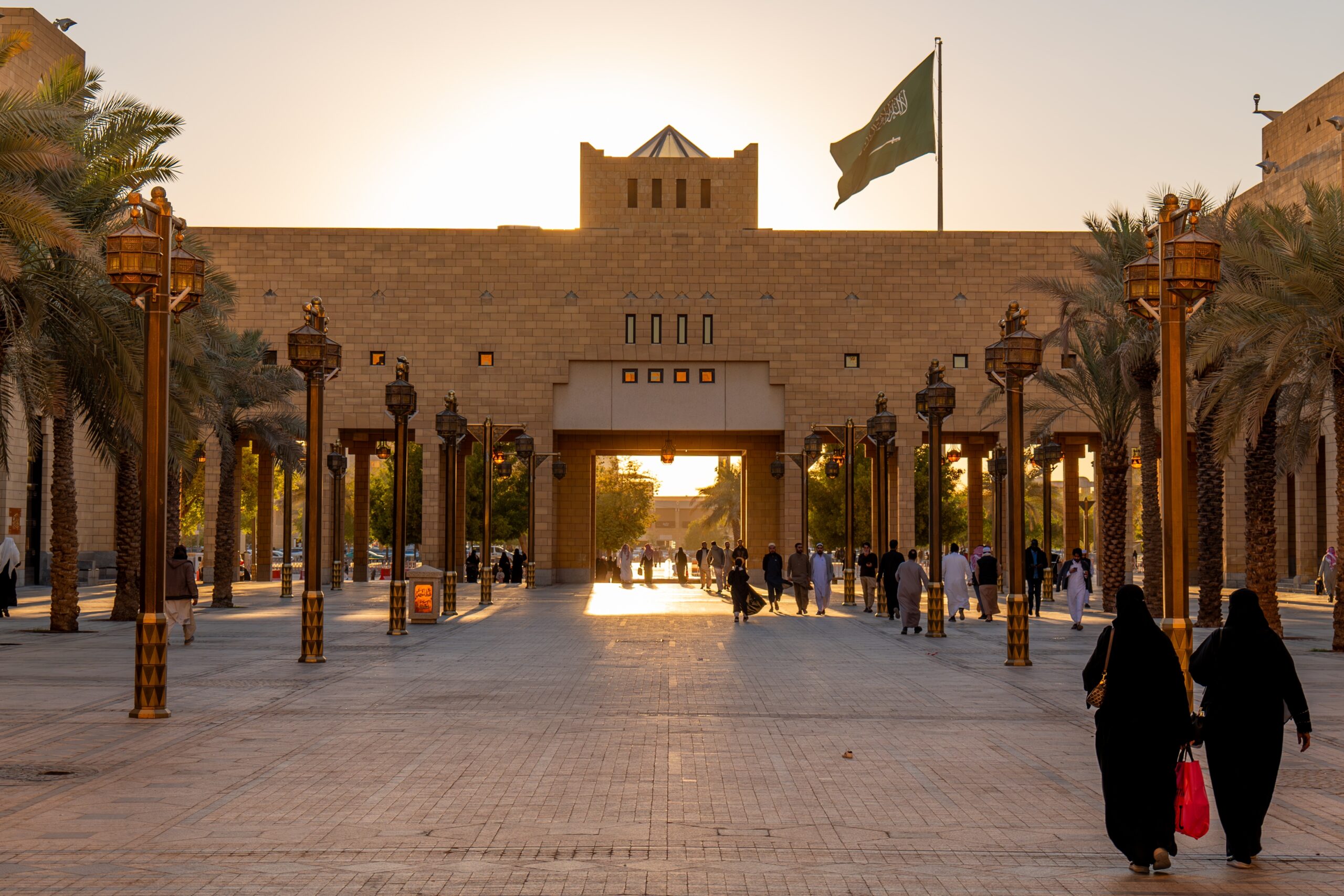 Gulf States Shift Toward U.S. as Iranian Strikes Disrupt Regional Balance