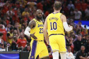 Lakers' vets paving way for series sweep over Rockets