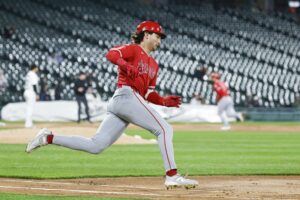 Munetaka Murakami blasts 3-run homer to spark Angels’ rally past White Sox