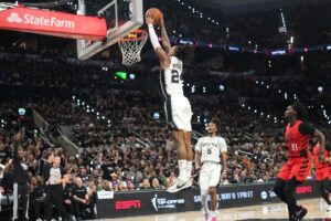 De’Aaron Fox’s big fourth quarter helps Spurs close out Blazers