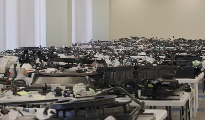 American YouTuber Showcases China’s High-Tech Cars to Global Visitors, Highlighting Growing Gap With U.S. Market