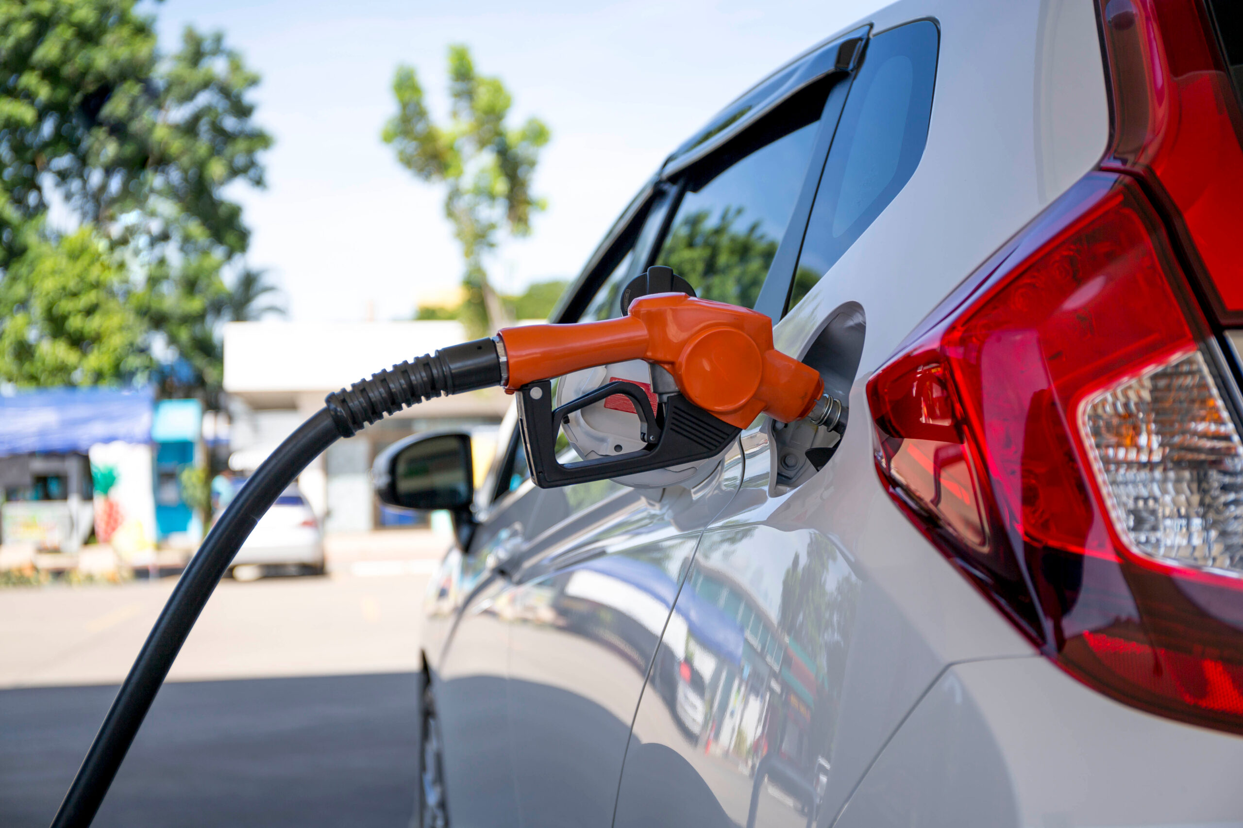 Gas Prices Edge Lower as Oil Pullback Sparks Forecast of $3 Summer Fuel