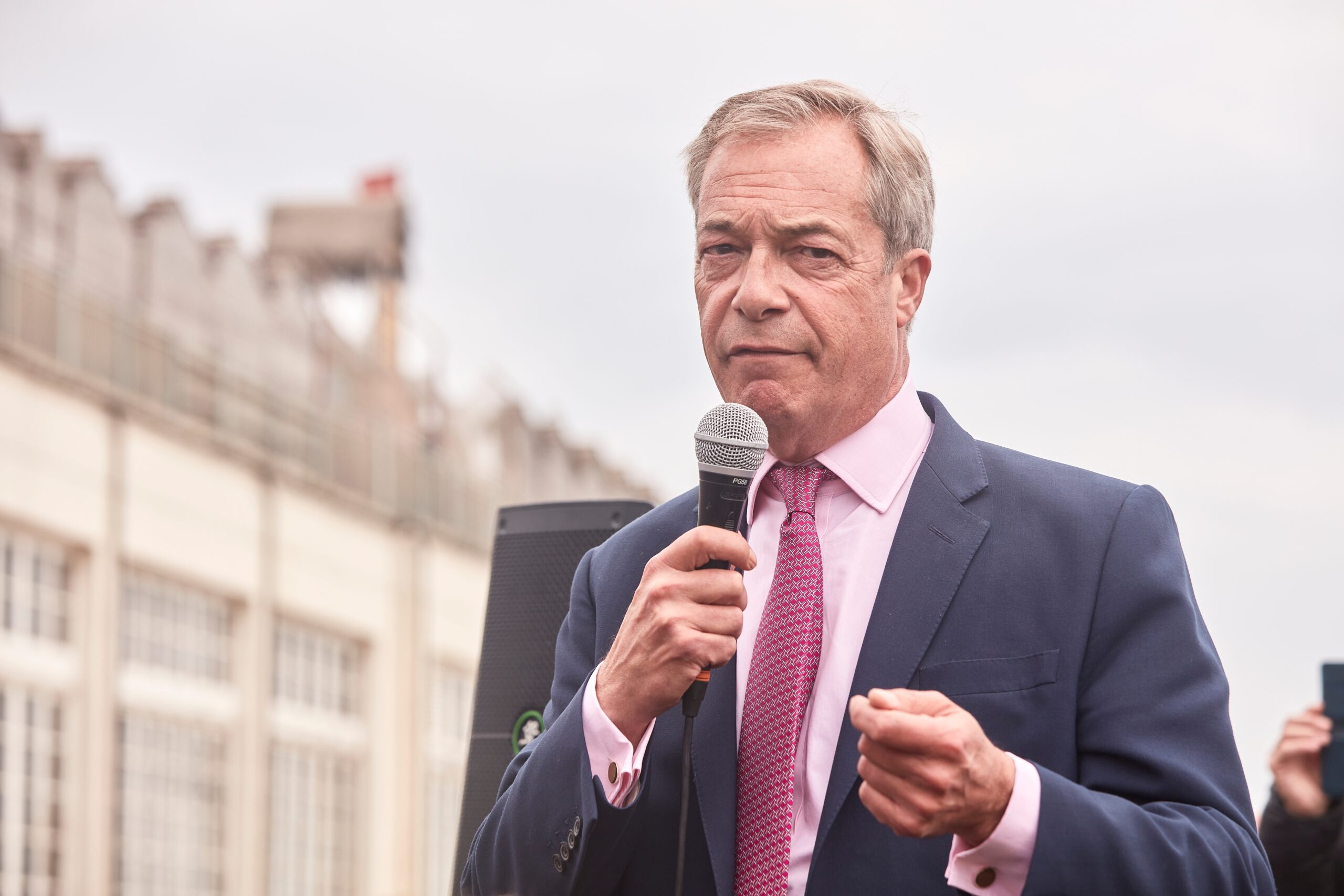 Farage Warns UK–U.S. Ties Strained as Starmer Faces Criticism Over Iran Conflict Stance