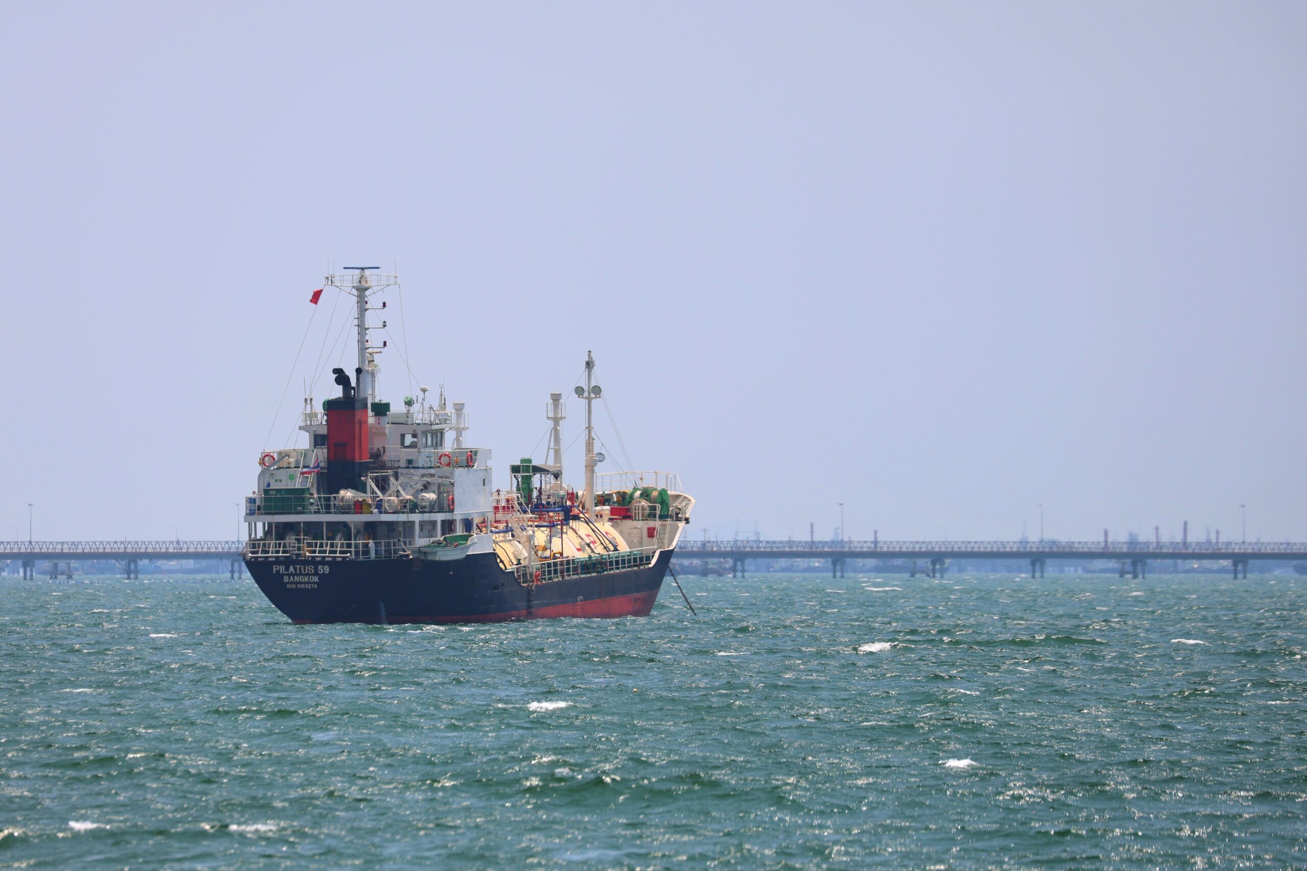 Iran Reimposes Strait of Hormuz Restrictions, Threatens Prolonged Blockade