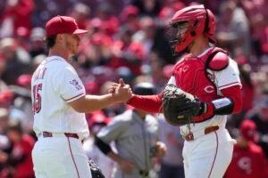 First-place Reds carry 5-series winning streak into Pittsburgh