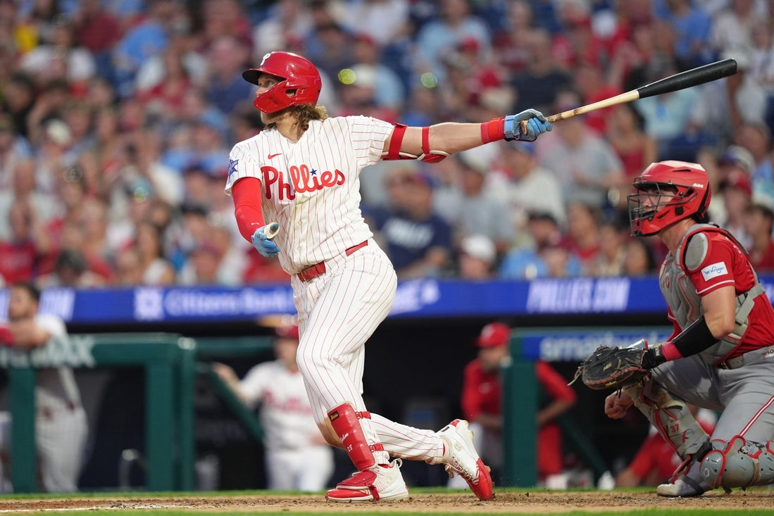Bryson Stott’s late HR rallies red-hot Phils past Reds