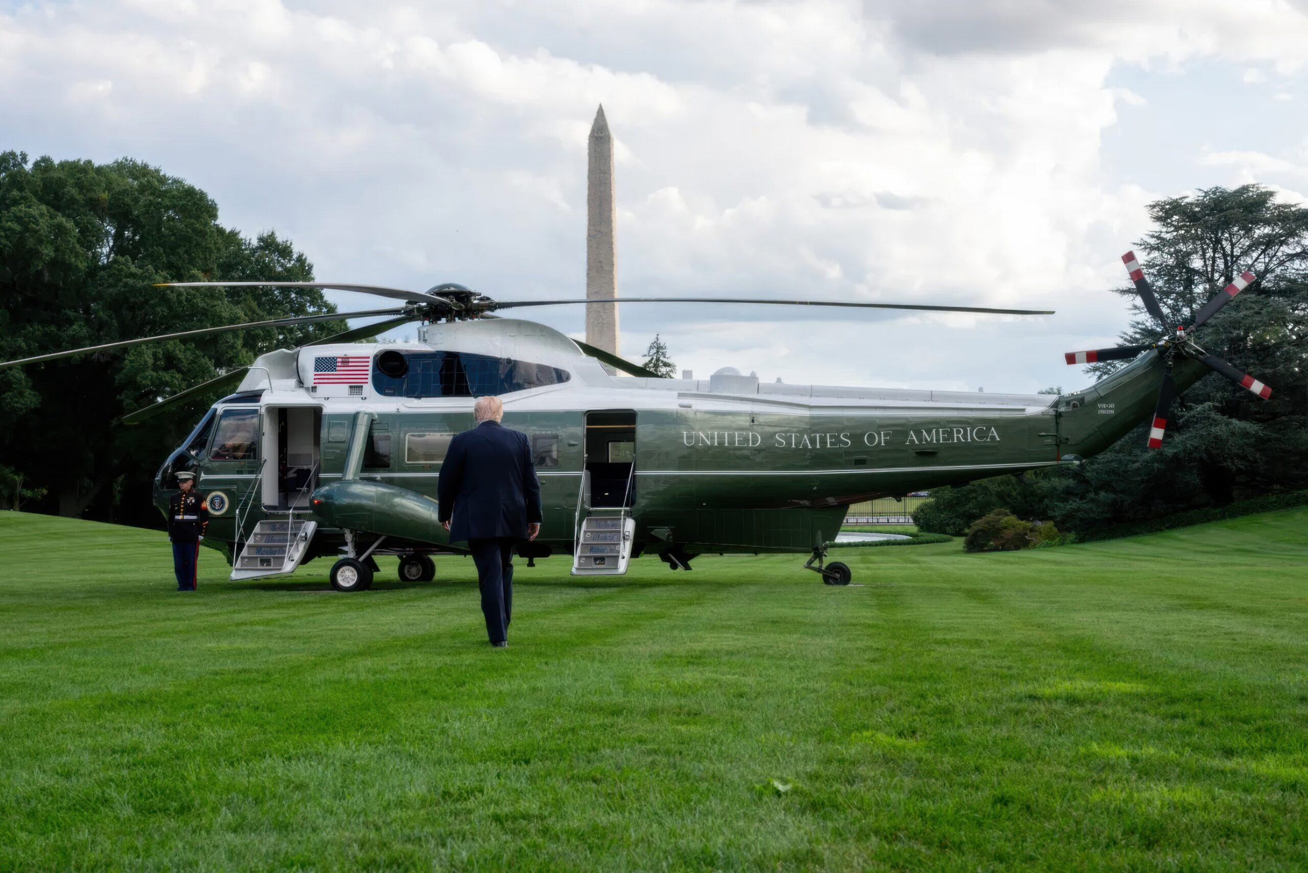 Trump Weighs White House Helipad Project as New Marine Helicopter Damages South Lawn