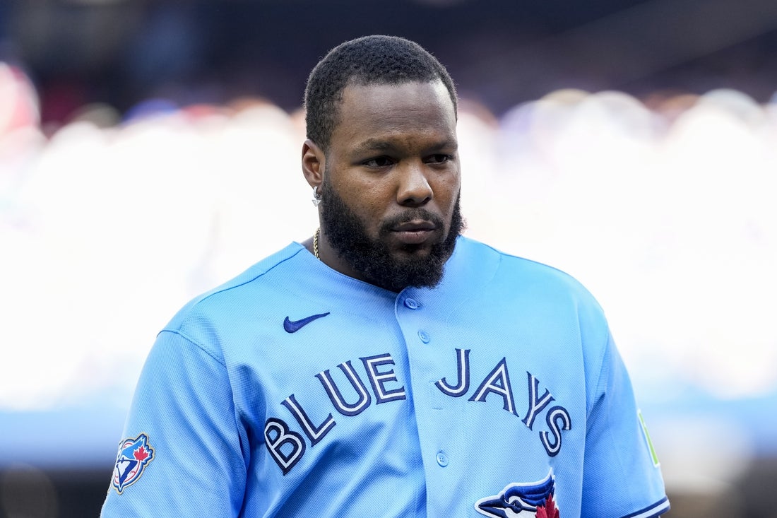 Blue Jays star Vladimir Guerrero Jr. (back) scratched vs. Mets