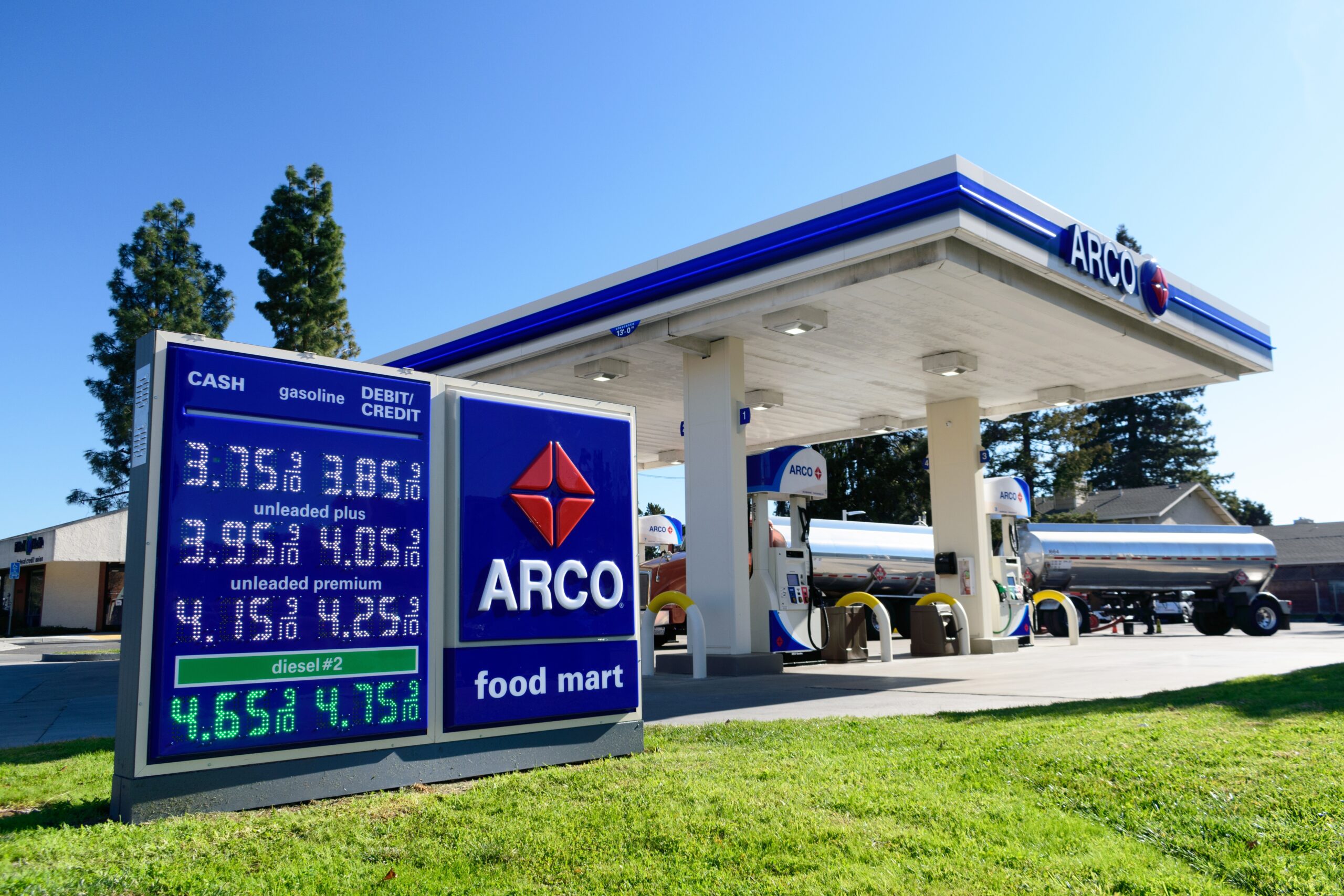 U.S. Average Gas Price Falls Below $4 Per Gallon for First Time Since March