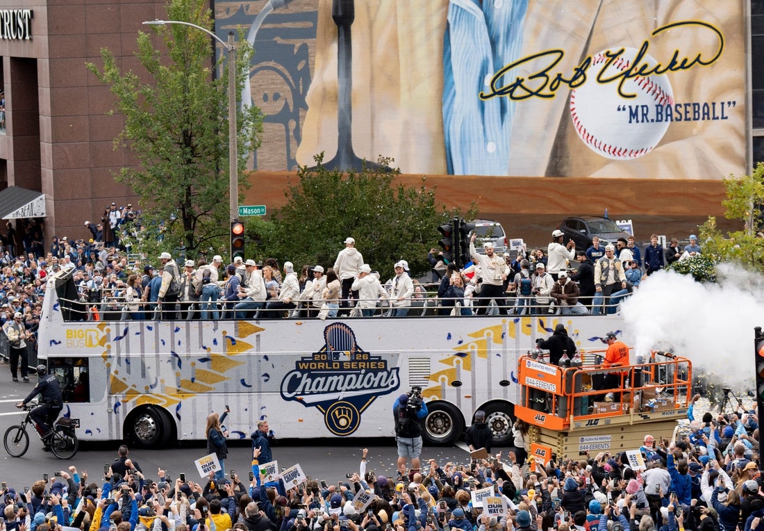 More than 750,000 turn out for Brewers championship parade - [your]NEWS