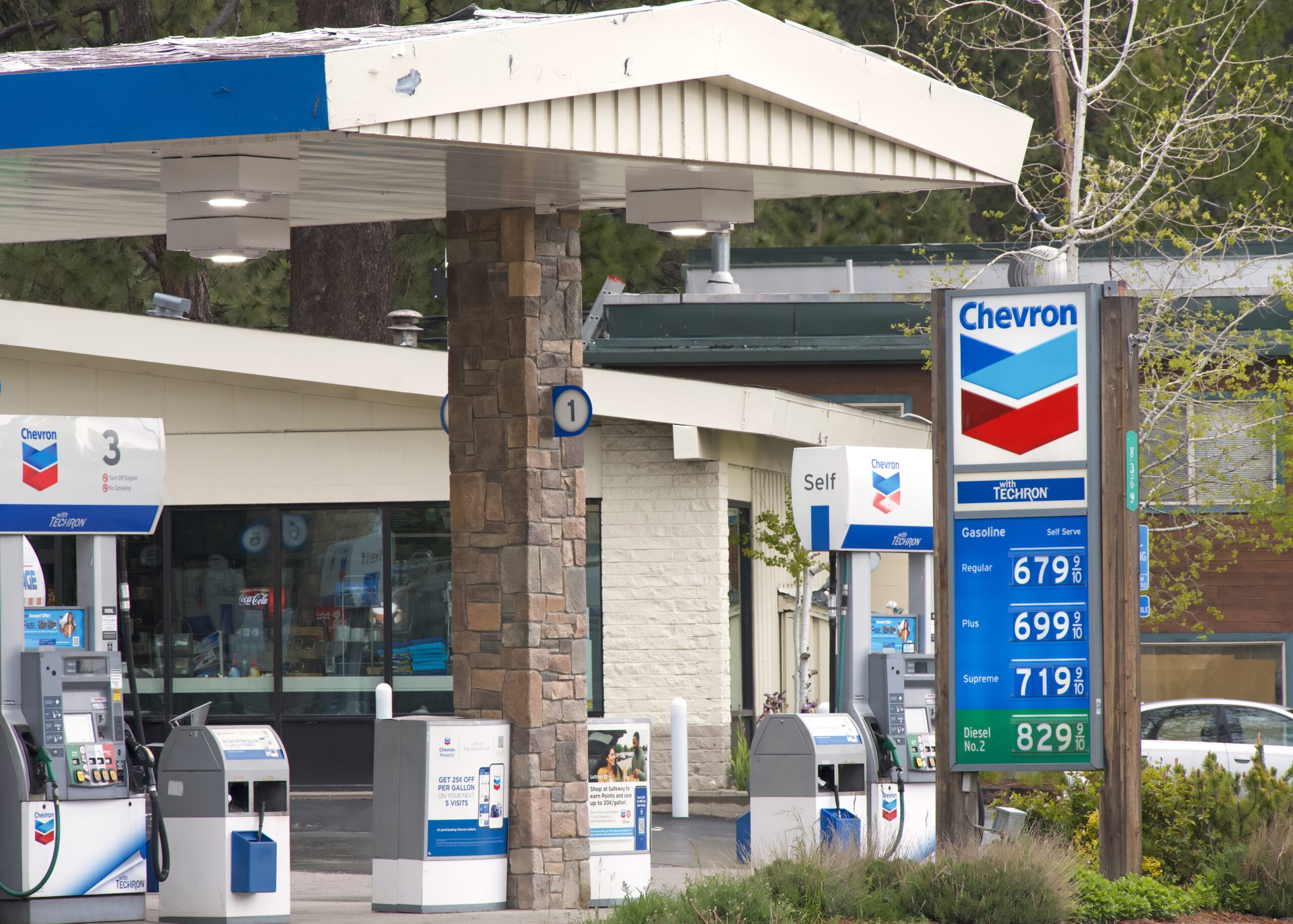 Trump Blames Refinery Losses in Russia and California for Higher U.S. Gas Prices